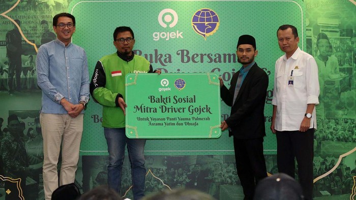 Komunitas Mitra Driver Gojek Jabodetabek gelar buka bersama dengan anak yatim. Mereka juga memberikan bantuan.