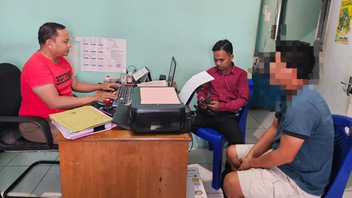 Oknum honorer Kantor Pertanahan Kota Gorontalo, Provinsi Gorontalo berinisial OSK (30), ditangkap polisi usai mengambil paket berisi narkotika.