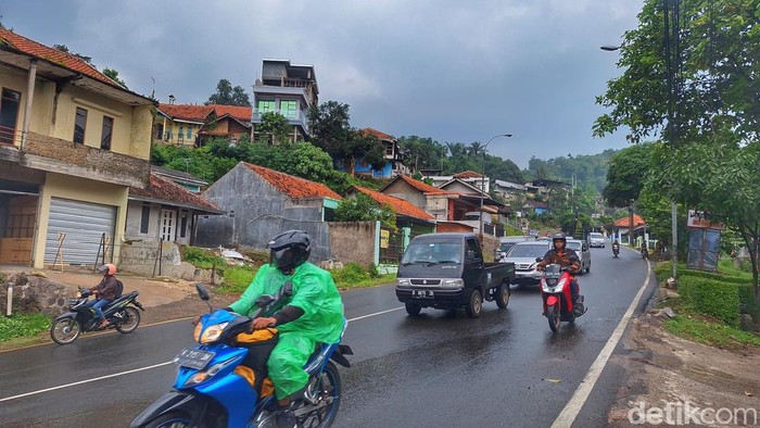 H-5 lebaran 2024, arus lalu lintas (lalin) di Nagreg, Kabupaten Bandung sudah mulai ramai, Jumat (5/4/2024). Para pemudik dari luar Bandung sudah mulai terlihat.