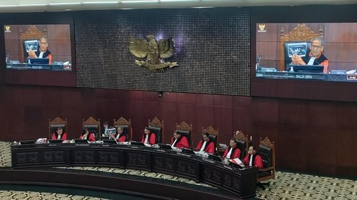 Hakim Mahkamah Konstitusi (MK) Saldi Isra memberikan pertanyaan kepada empat menteri di sidang sengketa hasil Pilpres 2024. Saldi menunjukkan gambar peta atau daerah-daerah yang dikunjungi oleh Presiden Joko Widodo (Jokowi) saat membagikan bantuan sosial (bansos).