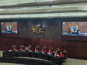 Hakim MK Tanyakan Sumber Dana Jokowi Bagi-bagi Bansos ke 4 Menteri