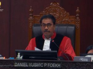 Hakim MK: Apa Menko PMK, Menko Ekonomi, dan Presiden Boleh Bagi Bansos?