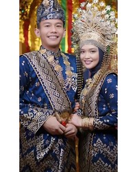 Dua sejoli meminta para suhu edit di Facebook untuk mengedit foto mereka menjadi foto pengantin. Sebab, keduanya hanya menikah di KUA. Ini hasilnya.