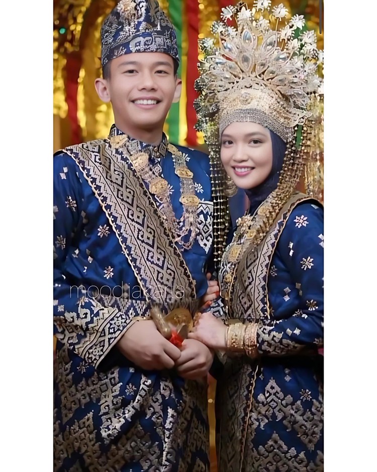 Dua sejoli meminta para suhu edit di Facebook untuk mengedit foto mereka menjadi foto pengantin. Sebab, keduanya hanya menikah di KUA. Ini hasilnya.
