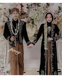 Dua sejoli meminta para suhu edit di Facebook untuk mengedit foto mereka menjadi foto pengantin. Sebab, keduanya hanya menikah di KUA. Ini hasilnya.