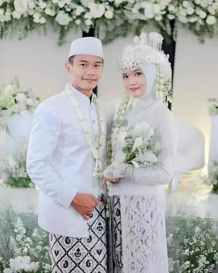 Dua sejoli meminta para suhu edit di Facebook untuk mengedit foto mereka menjadi foto pengantin. Sebab, keduanya hanya menikah di KUA. Ini hasilnya.