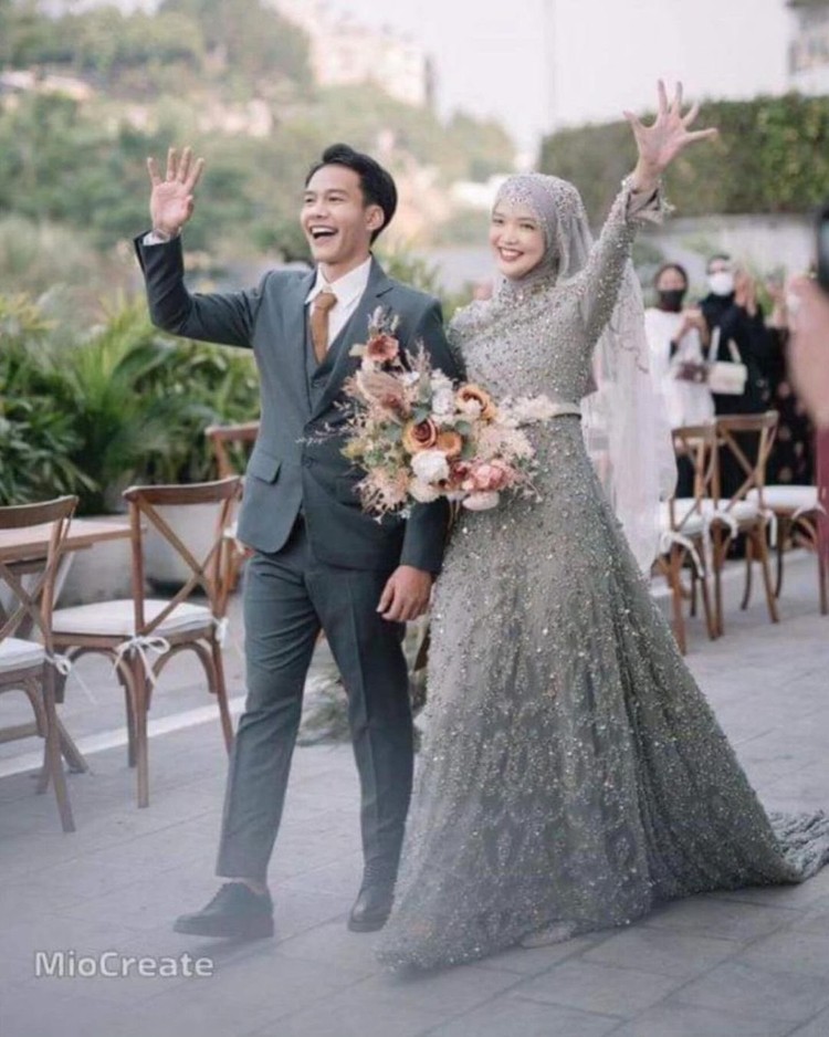 Dua sejoli meminta para suhu edit di Facebook untuk mengedit foto mereka menjadi foto pengantin. Sebab, keduanya hanya menikah di KUA. Ini hasilnya.