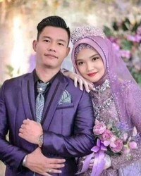 Dua sejoli meminta para suhu edit di Facebook untuk mengedit foto mereka menjadi foto pengantin. Sebab, keduanya hanya menikah di KUA. Ini hasilnya.