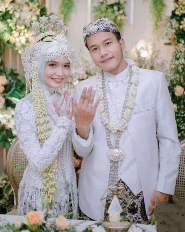 Dua sejoli meminta para suhu edit di Facebook untuk mengedit foto mereka menjadi foto pengantin. Sebab, keduanya hanya menikah di KUA. Ini hasilnya.
