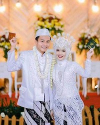 Dua sejoli meminta para suhu edit di Facebook untuk mengedit foto mereka menjadi foto pengantin. Sebab, keduanya hanya menikah di KUA. Ini hasilnya.