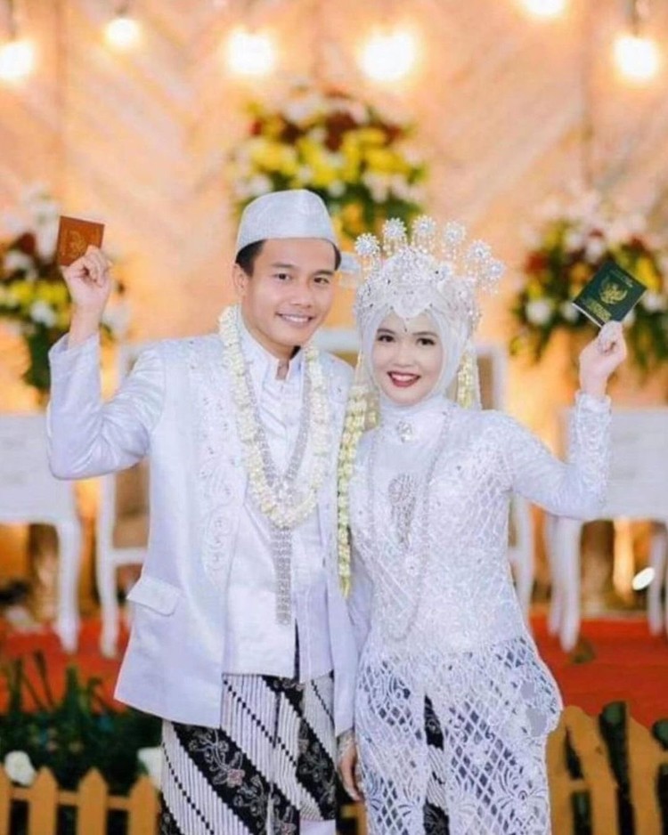 Dua sejoli meminta para suhu edit di Facebook untuk mengedit foto mereka menjadi foto pengantin. Sebab, keduanya hanya menikah di KUA. Ini hasilnya.