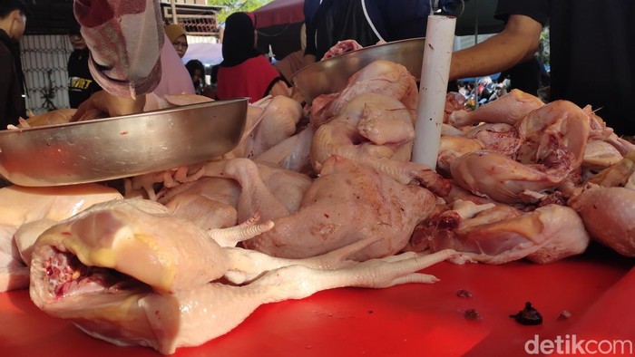 Harga daging ayam potong kembali naik jelang Lebaran.