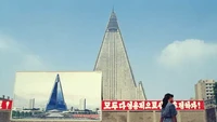 Saat pembangunan Hotel Ryugyong dihentikan pada 1992, bagian fondasi beton suda selesai dibangun, namun tidak memiliki jendela dan dibiarkan selama 16 tahun seperti sebuah tugu raksasa. Foto: Vincent Yu/AP via Business Insider