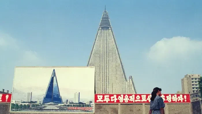 Hotel Ryugyong di Pyongyang, Korea Utara pada tahun 1990