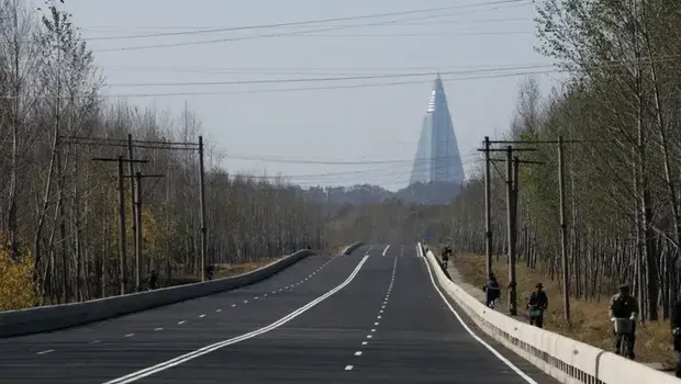 Hotel Ryugyong dilihat dari jalan di luar Pyongyang pada tahun 2011