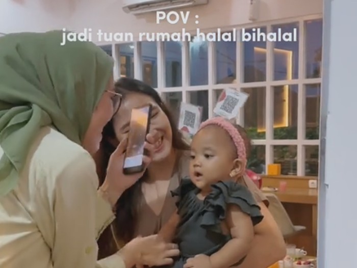 Ibu di Purwokerto ini membuat video saat anaknya memakai bando yang dilengkapi dengan scan barcode bagi orang dewasa yang ingin memberikan uang THR bikin ngakak