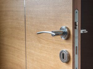 Pintu Rumah Bergerak Sendiri Saat Malam Hari? Bisa Jadi Karena Hal Ini
