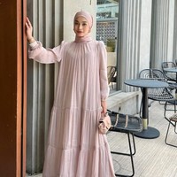 Selebgram hijab, Elina Yuwono memakai dress shimmer loose warna blush yang membuat penampilannya lebih feminin dan cantik. Dia membentuk hijab pashmina shimmer dengan diikat rapi ke belakang. Foto: Dok. Instagram @elinayuwono.