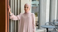 Selebgram hijab, Elina Yuwono memakai busana shimmer loose warna blush yang membuat penampilannya lebih feminin dan cantik. Dia membentuk hijab pashmina shimmer dengan diikat rapi ke belakang. Foto: Dok. Instagram @elinayuwono.