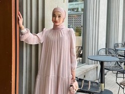 Selebgram hijab, Elina Yuwono memakai busana shimmer loose warna blush yang membuat penampilannya lebih feminin dan cantik. Dia membentuk hijab pashmina shimmer dengan diikat rapi ke belakang. Foto: Dok. Instagram @elinayuwono.
