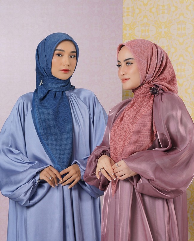 Zyta Delia mengenakan dress shimmer warna plum yang membuat penampilan di Hari Raya semakin elegan. Zyta memadukan hijab segi empat motif motif warna serupa. Foto: Dok. Instagram@zytadeliarahma.