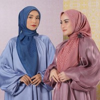 Zyta Delia mengenakan dress shimmer warna plum yang membuat penampilan di Hari Raya semakin elegan. Zyta memadukan hijab segi empat motif motif warna serupa. Foto: Dok. Instagram@zytadeliarahma.