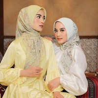 Tampil segar saat Lebaran, kamu bisa menggunakan dress shimmer warna kuning dan putih ini. Wajah kamu bisa terlihat lebih cerah dan fresh. Kamu bisa memadukan dengan hijab segi empat motif kesayanganmu. Foto: Dok. Instagram @ounadoutfit.