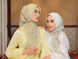 Tampil segar saat Lebaran, kamu bisa menggunakan dress shimmer warna kuning dan putih ini. Wajah kamu bisa terlihat lebih cerah dan fresh. Kamu bisa memadukan dengan hijab segi empat motif kesayanganmu. Foto: Dok. Instagram @ounadoutfit.