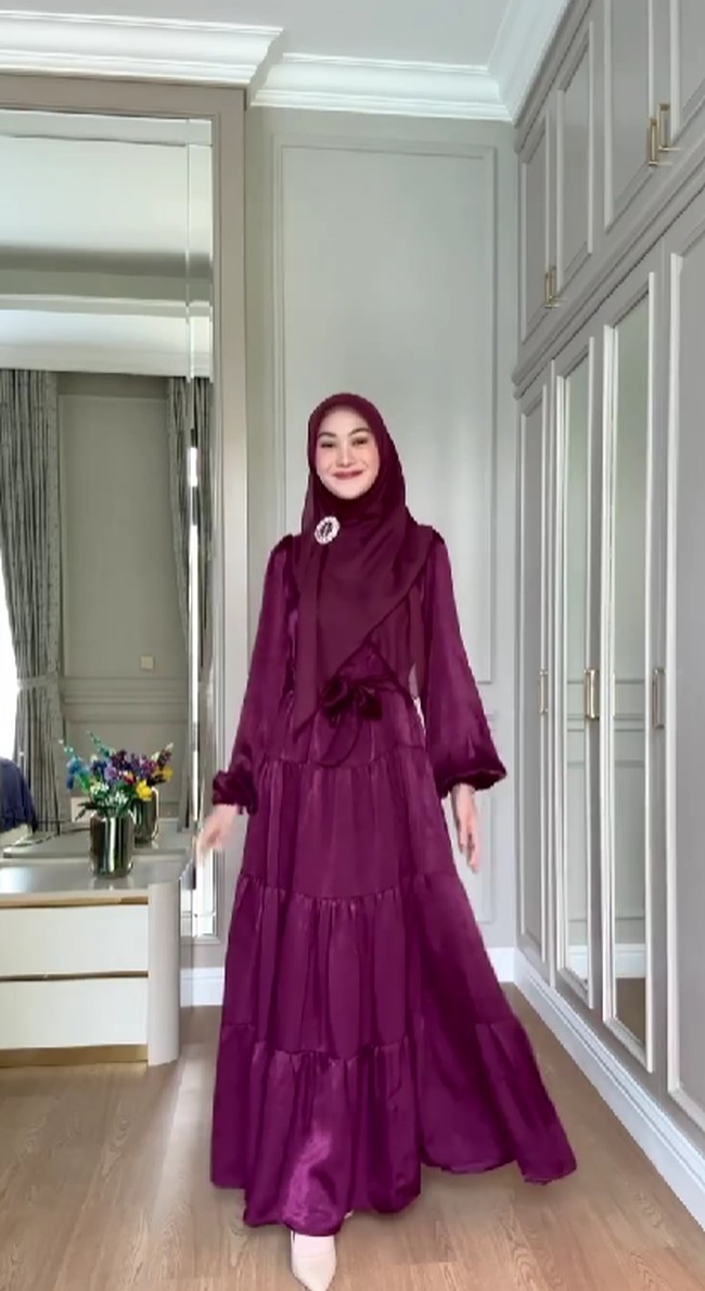 Dress shimmer warna magenta juga tak kalah membuat penampilan kamu semakin manis dan anggun. Indah Nada Puspita berpose saat mengenakan dress shimmer magenta dipadu dengan hijab segi empat polos dan bros. Foto: Dok. Instagram @ounadoutfit.