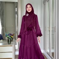 Dress shimmer warna magenta juga tak kalah membuat penampilan kamu semakin manis dan anggun. Indah Nada Puspita berpose saat mengenakan dress shimmer magenta dipadu dengan hijab segi empat polos dan bros. Foto: Dok. Instagram @ounadoutfit.