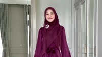 Dress shimmer warna magenta juga tak kalah membuat penampilan kamu semakin manis dan anggun. Indah Nada Puspita berpose saat mengenakan dress shimmer magenta dipadu dengan hijab segi empat polos dan bros. Foto: Dok. Instagram @ounadoutfit.