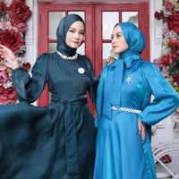 Gaya selebgram hijab Hila Zachira mengenakan dress shimmer warna ocean blue, sedangkan Riri Nadra Syukria memakai warna navy, juga bisa memjadi inspirasi untuk Lebaran 2024. Kamu bisa melengkapi dengan kalung dan bros. Foto: Dok. Instagram @ounadoutfit.