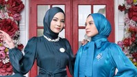 Gaya selebgram hijab Hila Zachira mengenakan dress shimmer warna ocean blue, sedangkan Riri Nadra Syukria memakai warna navy, juga bisa memjadi inspirasi untuk Lebaran 2024. Kamu bisa melengkapi dengan kalung dan bros. Foto: Dok. Instagram @ounadoutfit.