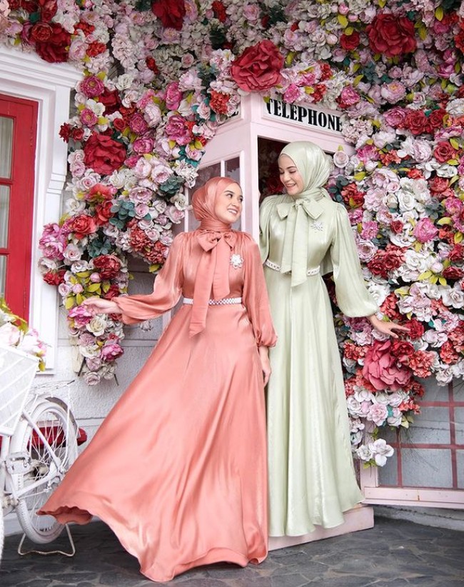 Selanjutnya kamu bisa memilih dress shimmer dengan warna terracotta dan sage ini, dilengkapi dengan belt dan warna hijab pashmina yang sama dengan dress untuk Lebaran 2024. Seperti yang dipakai oleh Hila Zachira dan Riri Nadra Syukria ini. Foto: Dok. Instagram @ounadoutfit.