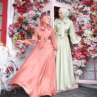 Selanjutnya kamu bisa memilih dress shimmer dengan warna terracotta dan sage ini, dilengkapi dengan belt dan warna hijab pashmina yang sama dengan dress untuk Lebaran 2024. Seperti yang dipakai oleh Hila Zachira dan Riri Nadra Syukria ini. Foto: Dok. Instagram @ounadoutfit.