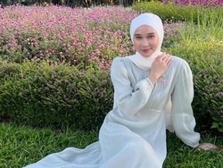 Selebgram hijab Astri Ratnasari mengunggah foto OOTD dengan memakai baju shimmer warna sage. Astri menambahkan bros motif pita dan mengenakan hijab pashmina warna putih. Foto: Dok. Instagram @nasariastri.