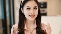 Di rumahnya ia punya dapur keren. Sandra Dewi pun kerap menjadikannya latar foto OOTD atau ketika makan. Seperti ini potret cantiknya saat hendak makan nasi dengan aneka lauk. Foto: Instagram sandradewi88