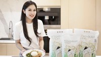 Dapur Sandra Dewi didominasi dengan marmer putih, peralatan masak warna hitam, hingga panel-panel kayu. Kesannya pun jadi clean dan rapi. Foto: Instagram sandradewi88