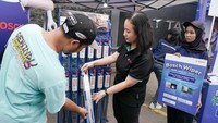 Country Marketing Manager Mobility Aftermarket Bosch Indonesia, Maria Widayanti (tengah) melayani pembelian wiper secara langsung bagi pemudik dalam program paket spesial 1 set wiper Bosch Advantage di Rest Area 57 Jalan Tol Jakarta – Cikampek, Jumat (4/4). Bosch wiper hadir sebagai teman setia para pemudik di km 57 jalur Jakarta – Cikampek. Bosch siap membantu para pemudik yang mengalami masalah dengan wiper selama mudik.
