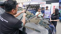Salah satu hal yang sering diabaikan oleh pemudik adalah kesiapan wiper mobil. Wiper mobil mungkin terlihat sepele, namun sebenarnya peranannya sangat penting dalam menjaga keamanan dan kenyamanan saat berkendara. Wiper yang baik akan membantu pengemudi untuk melihat jalan dengan jelas, terutama saat hujan deras.