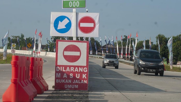 Jalan tol fungsional Solo-Yogya dibuka untuk mudik Lebaran Pengemudi melintasi jalan tol fungsional Solo-Yogyakarta di Gerbang Tol Banyudono, Boyolali, Jawa Tengah, Jumat (5/4/2024). PT Jasamarga Jogja Solo (JMJ) mulai membuka jalan tol fungsional Solo-Yogyakarta pada H-5 Lebaran 2024 mulai dari GT Colomadu atau GT Banyudono menuju dan keluar di wilayah Kabupaten Klaten. ANTARA FOTO/Aloysius Jarot Nugroho/aww.