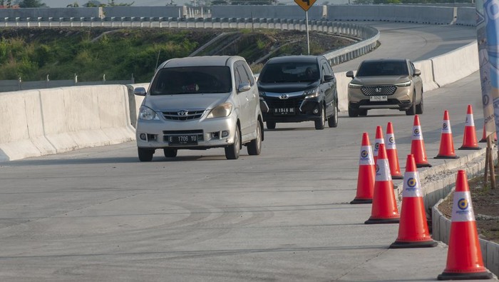 Pengemudi melintasi jalan tol fungsional Solo-Yogyakarta di Gerbang Tol Banyudono, Boyolali, Jawa Tengah, Jumat (5/4/2024). PT Jasamarga Jogja Solo (JMJ) mulai membuka jalan tol fungsional Solo-Yogyakarta pada H-5 Lebaran 2024 mulai dari GT Colomadu atau GT Banyudono menuju dan keluar di wilayah Kabupaten Klaten. ANTARA FOTO/Aloysius Jarot Nugroho/aww.