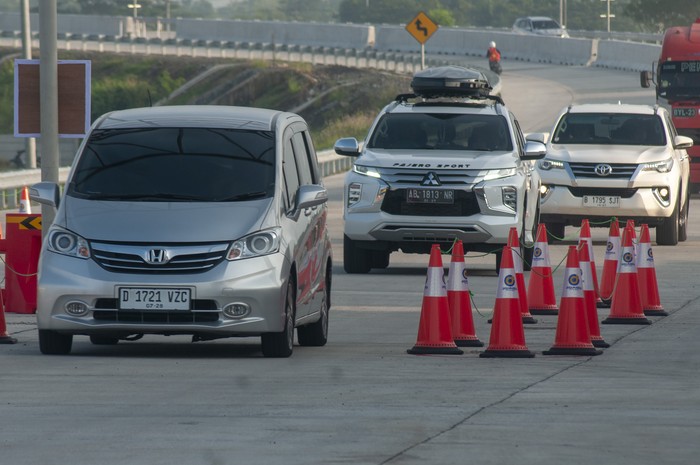 Pengemudi melintasi jalan tol fungsional Solo-Yogyakarta di Gerbang Tol Banyudono, Boyolali, Jawa Tengah, Jumat (5/4/2024). PT Jasamarga Jogja Solo (JMJ) mulai membuka jalan tol fungsional Solo-Yogyakarta pada H-5 Lebaran 2024 mulai dari GT Colomadu atau GT Banyudono menuju dan keluar di wilayah Kabupaten Klaten. ANTARA FOTO/Aloysius Jarot Nugroho/aww.