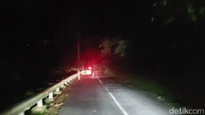 Jalur Cikidang, Kabupaten Sukabumi, saat malam.