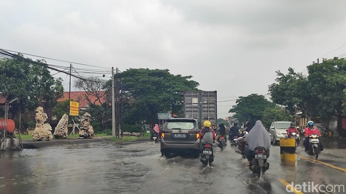 Jalur pantura Jalan Tambakrejo Pasuruan banjir.