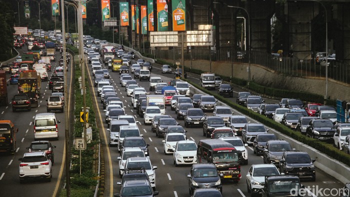 Jelang Cuti Bersama, Lalin Lebak Bulus Macet Sore Ini