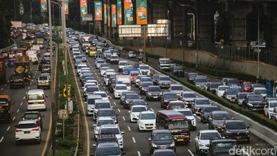 Jelang Cuti Bersama, Lalin Lebak Bulus Macet Sore Ini