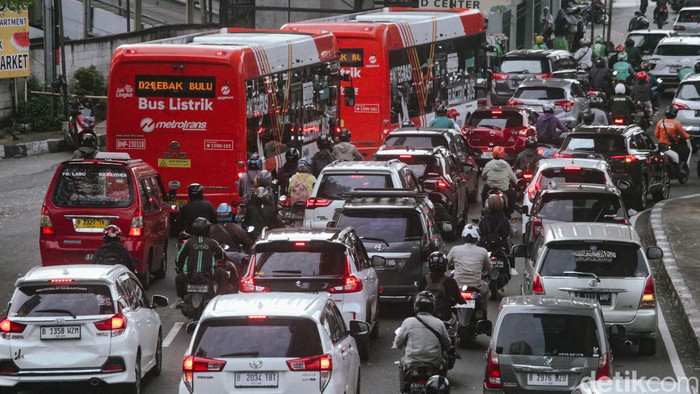 Jelang Cuti Bersama, Lalin Lebak Bulus Macet Sore Ini