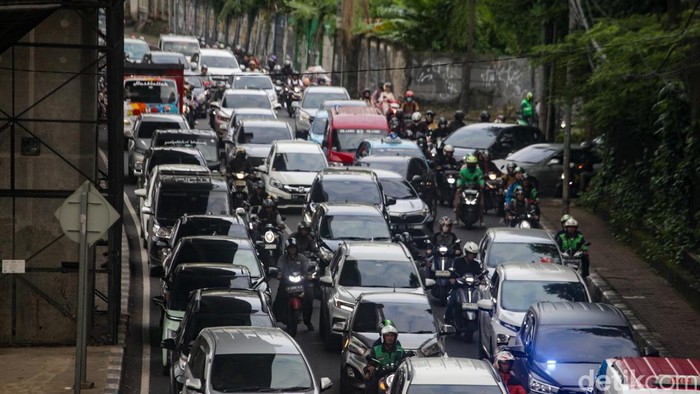 Jelang Cuti Bersama, Lalin Lebak Bulus Macet Sore Ini Jelang Cuti Bersama, Lalin Lebak Bulus Macet Sore Ini