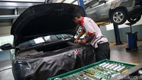 Jelang mudik lebaran, bengkel mobil diserbu para pelanggannya untuk melakukan servis.